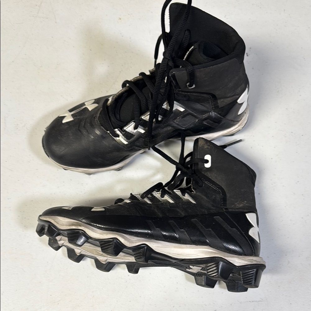 Under Armour Kids Black and White Youth Football Cleats High Top Lace Up 5.5Y
